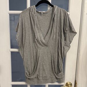 SPLENDID Women's Gray V-Neck Flutter Sleeve Hooded Tee Size L
